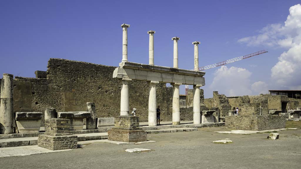 VII.8 Pompeii Forum. August 2021. Looking towards west side with two-tier portico. Photo courtesy of Robert Hanson.