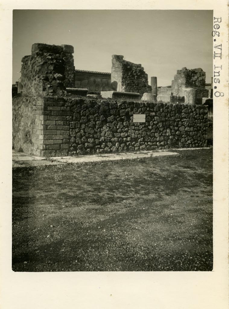 VII.8 Pompeii Forum. Pre-1937-39. Looking west towards “suggestum” on north side of two tier portico.
At the rear is the Temple of Apollo.
Photo courtesy of American Academy in Rome, Photographic Archive. Warsher collection no. 123.

