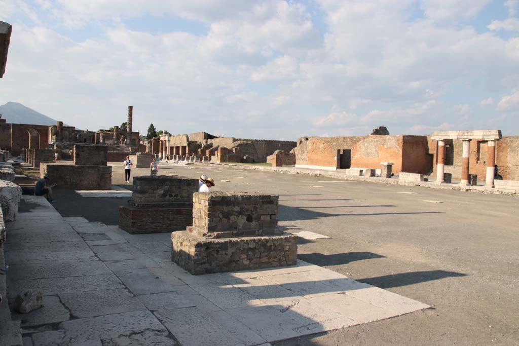 VII.8.00 Pompeii. September 2021. Looking north-east, from west side of Forum. Photo courtesy of Klaus Heese.
