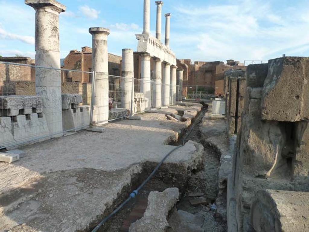 VII.8 Pompeii Forum. September 2015. Looking south in south-west corner of Forum.