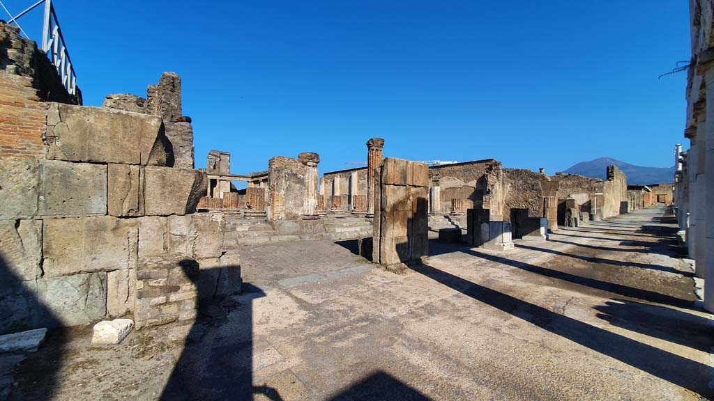 VII.8 Pompeii. July 2021. Looking north-west along west side of Forum towards the entrance steps to Basilica, in centre.
Foto Annette Haug, ERC Grant 681269 DÉCOR.


