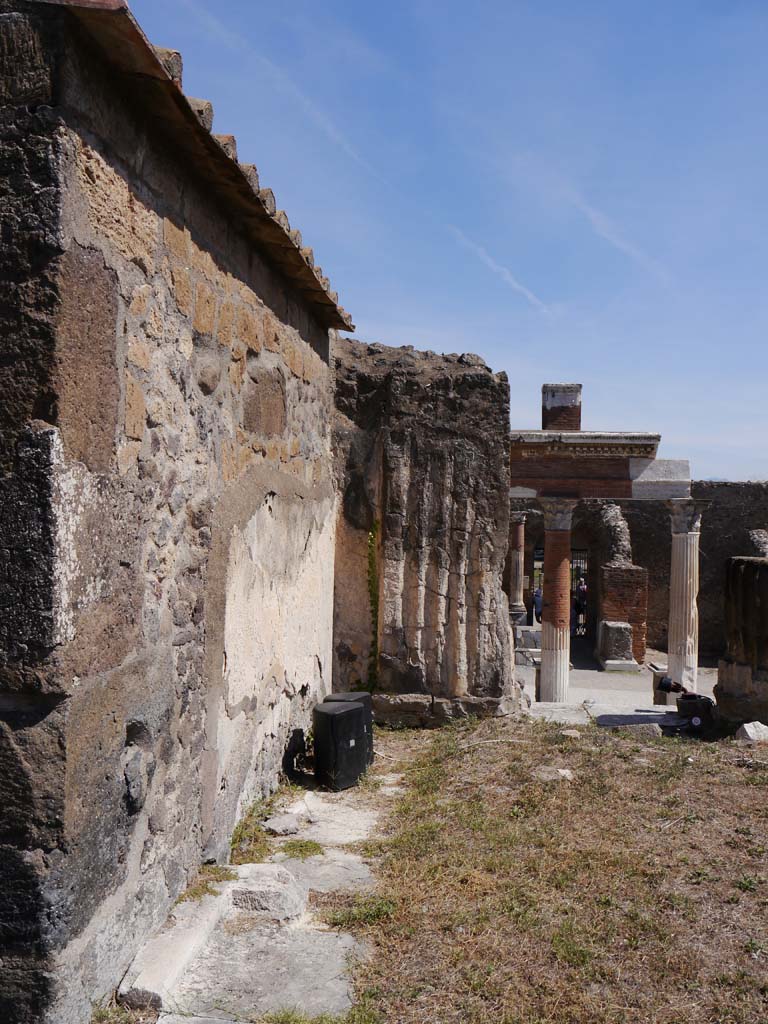 VII.8.01 Pompeii. September 2018. Looking east along exterior wall on east side of Temple doorway.
Foto Anne Kleineberg, ERC Grant 681269 DÉCOR.
