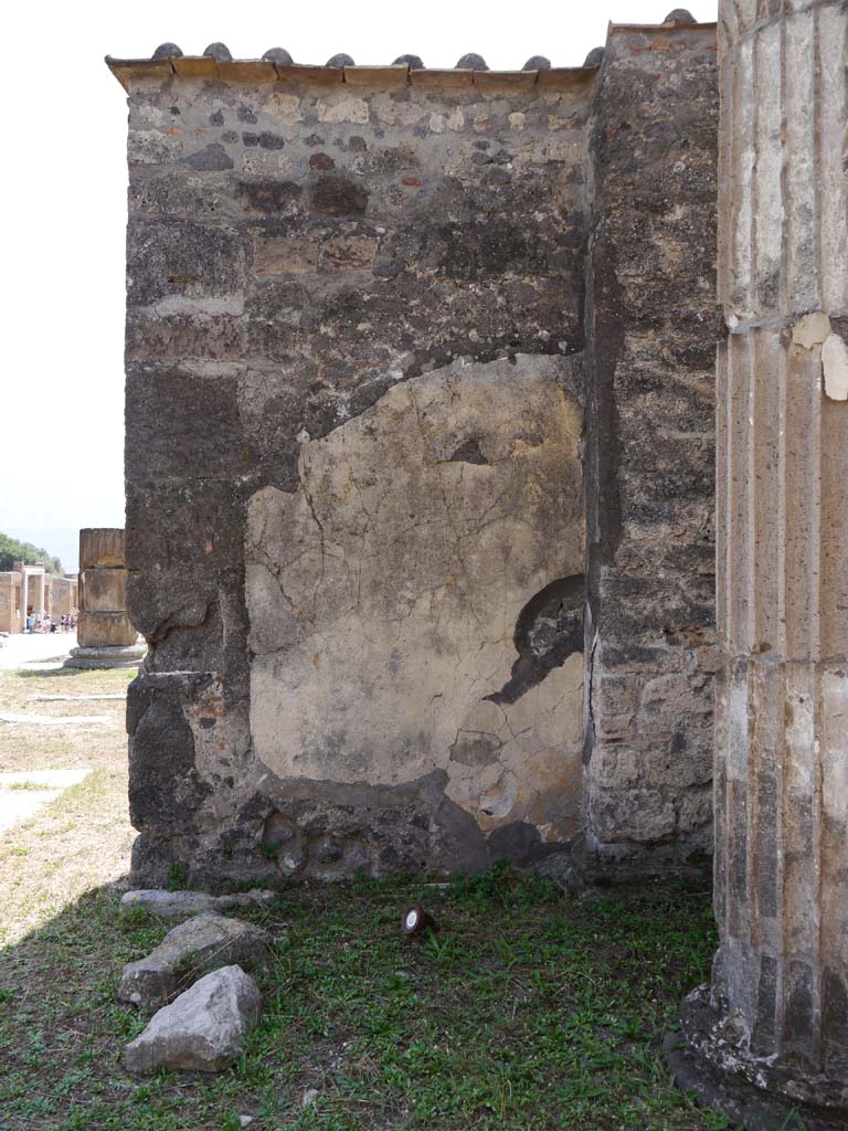 VII.8.01 Pompeii. September 2018. Looking towards south wall on west side of doorway into Temple.
Foto Anne Kleineberg, ERC Grant 681269 DÉCOR.
