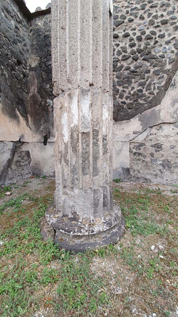 VII.8.1 Pompeii. August 2021. Column on west side and south-west corner.
Foto Annette Haug, ERC Grant 681269 DÉCOR.

