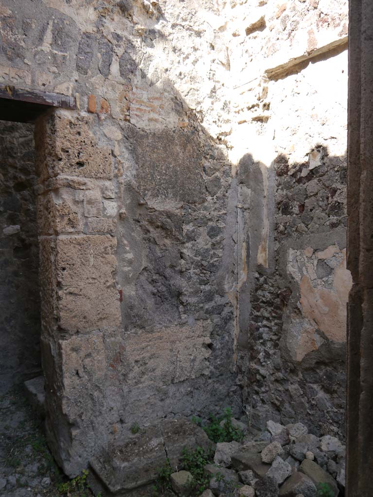 VII.8.1 Pompeii. September 2018. Looking towards north wall, with doorway to steps to upper area.
Foto Anne Kleineberg, ERC Grant 681269 DÉCOR.
