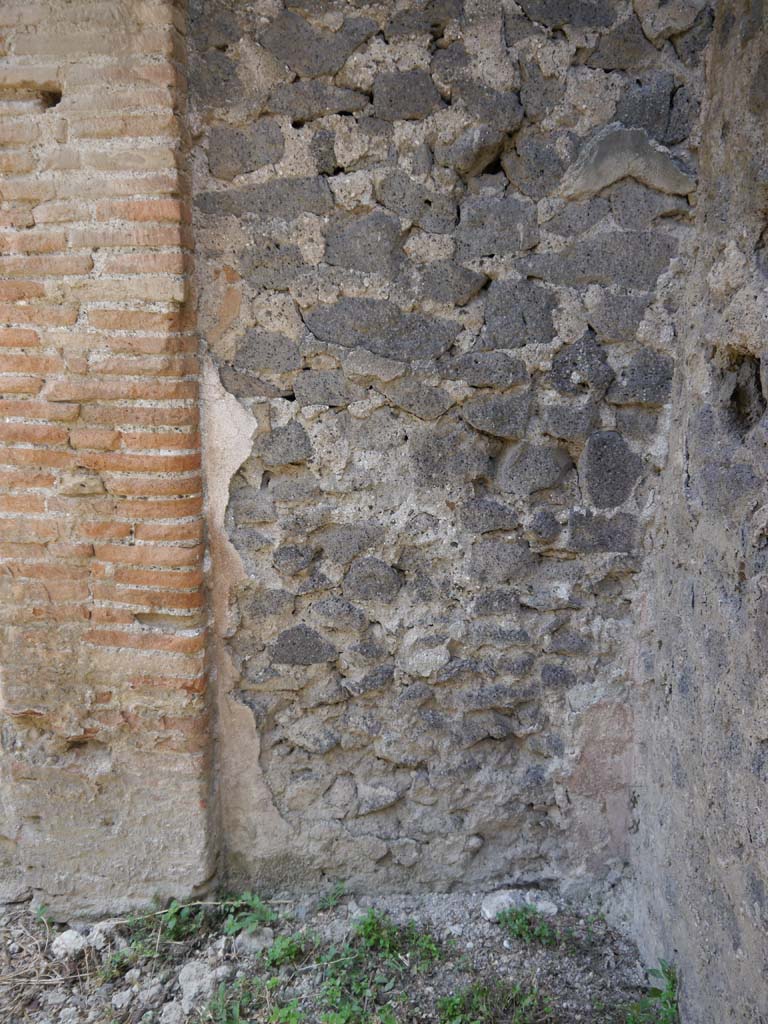 VII.8.01 Pompeii. September 2018. West wall at base of steps.
Foto Anne Kleineberg, ERC Grant 681269 DÉCOR.
