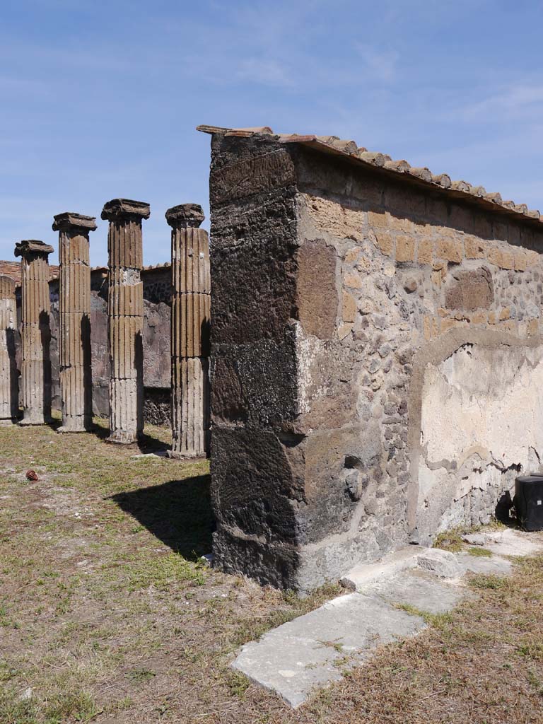 VII.8.01 Pompeii. September 2018. Detail of east wall with remaining painted decoration.  
Foto Anne Kleineberg, ERC Grant 681269 DÉCOR.

