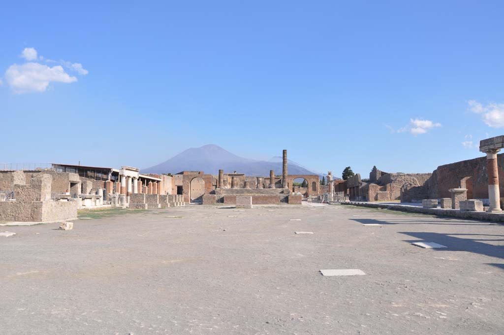 VII.8.01 Pompeii. March 2019. Looking north to Temple on north end of Forum.
Foto Anne Kleineberg, ERC Grant 681269 DÉCOR.
