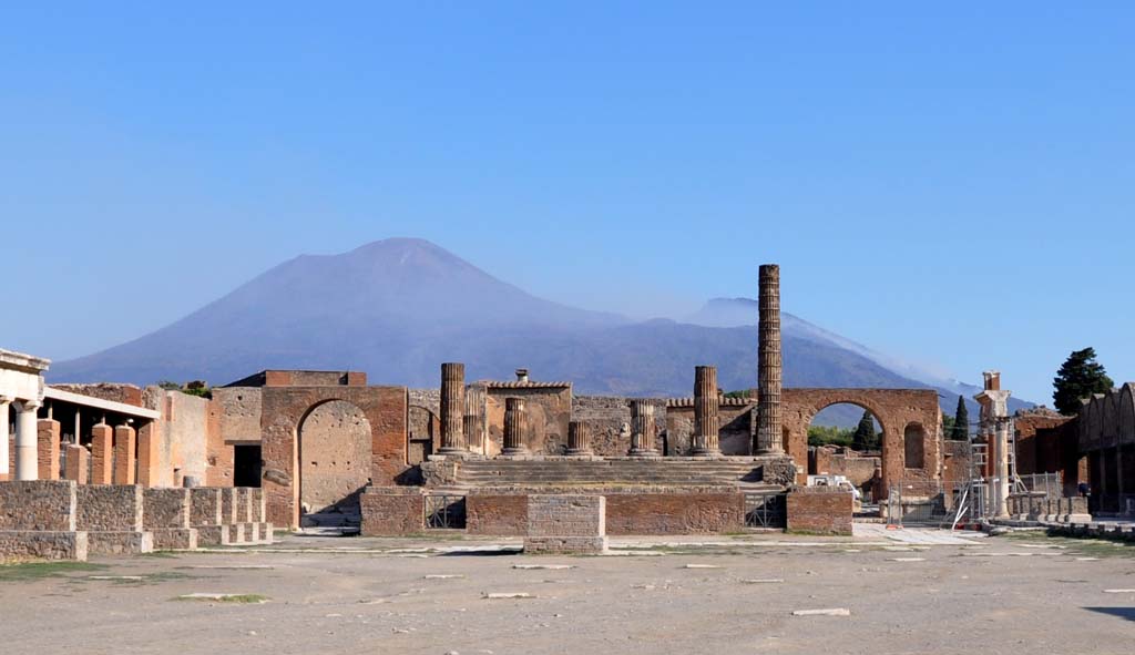 VII.8.1 Pompeii. March 2014. Looking towards north end of Forum and Temple of Jupiter.
Foto Annette Haug, ERC Grant 681269 DÉCOR.
