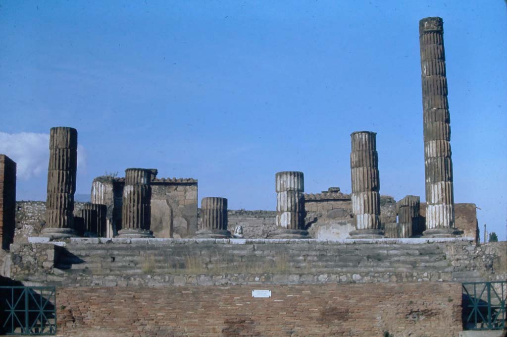 VII.8.1 Pompeii, August 2021. Looking towards the west side of Temple of Jupiter. Photo courtesy of Robert Hanson.

