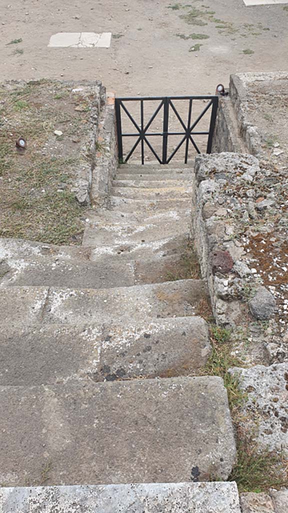 VII.8.01 Pompeii. September 2018. Looking west across area on south side of central steps.
Foto Anne Kleineberg, ERC Grant 681269 DÉCOR.

