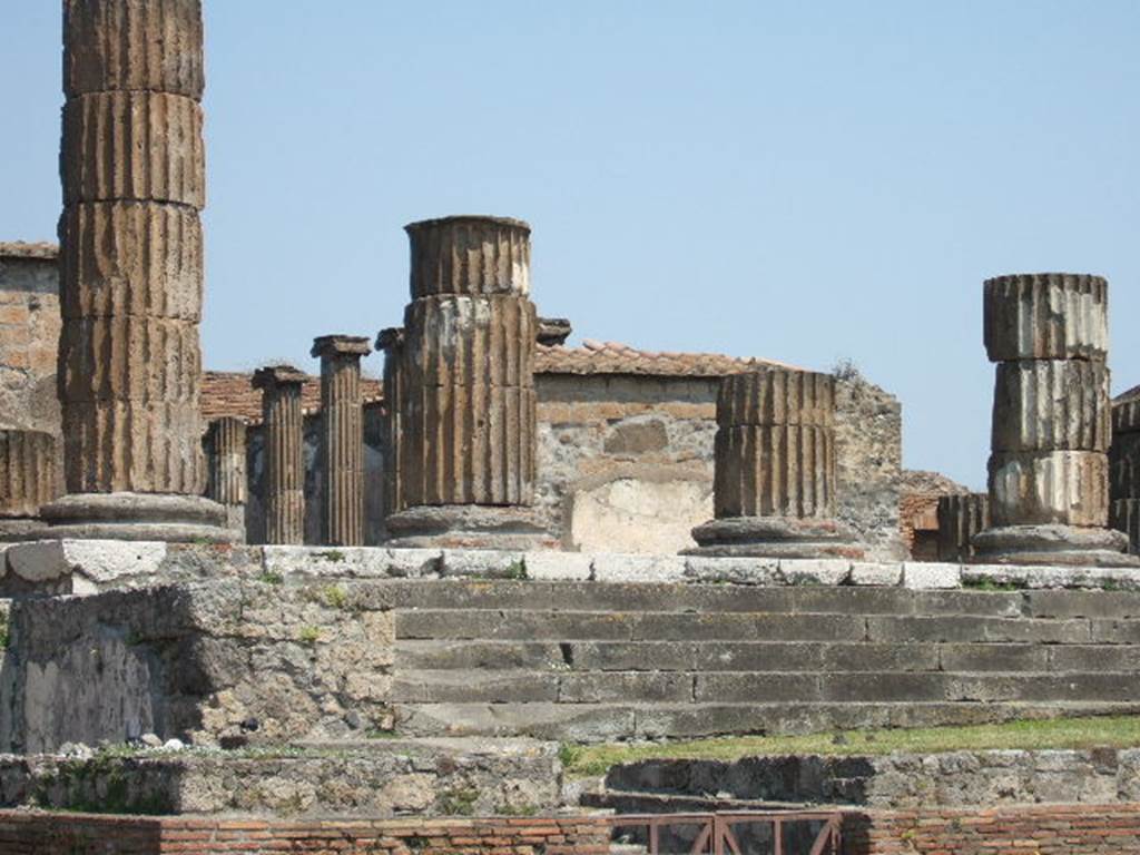 VII.8.1 Pompeii.  Temple of Jupiter, steps leading up the podium. 