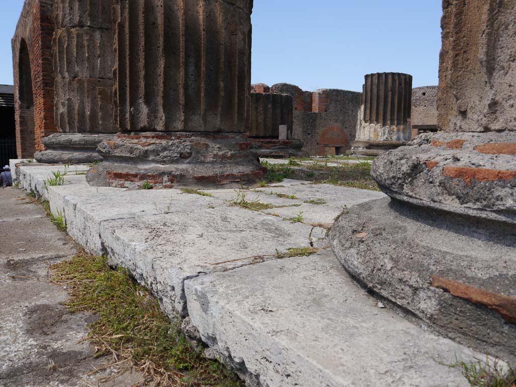 VII.8.01 Pompeii. September 2018. Looking south from west side of podium.
Foto Anne Kleineberg, ERC Grant 681269 DÉCOR.
