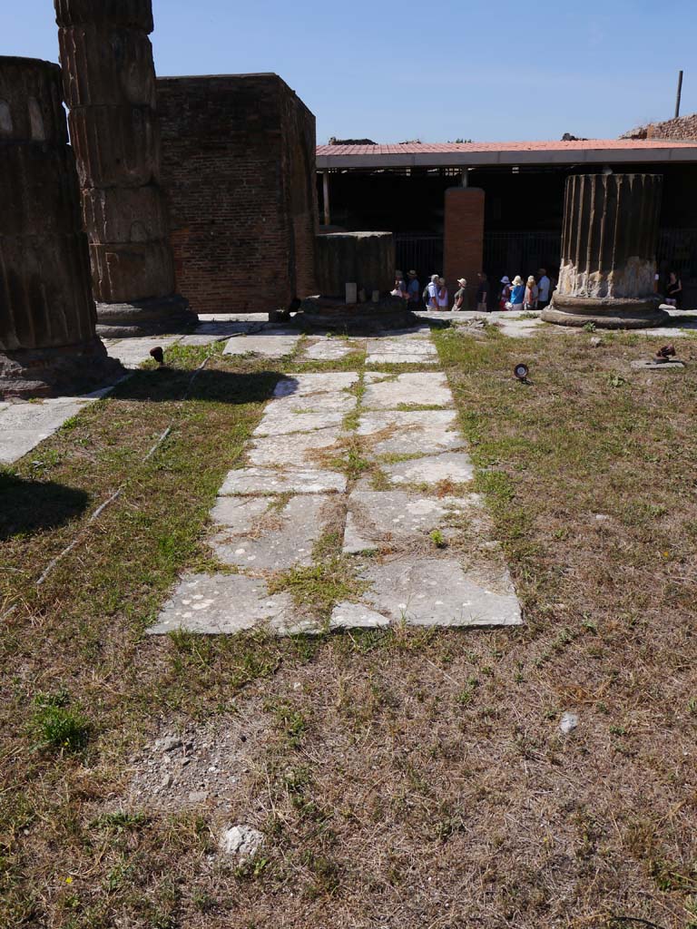 VII.8.01 Pompeii. September 2018. Detail of column on south-west corner of podium. 
Foto Anne Kleineberg, ERC Grant 681269 DÉCOR.
