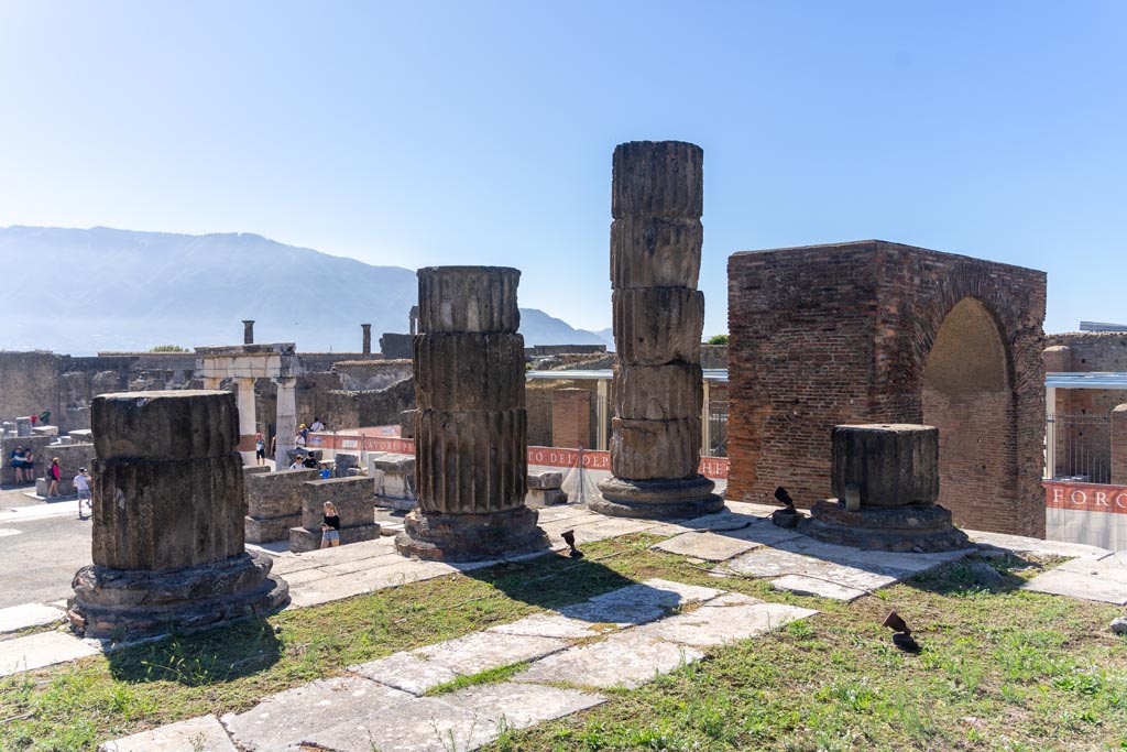 VII.8.01 Pompeii. September 2018. Detail of paving on west side of podium.
Foto Anne Kleineberg, ERC Grant 681269 DÉCOR.
