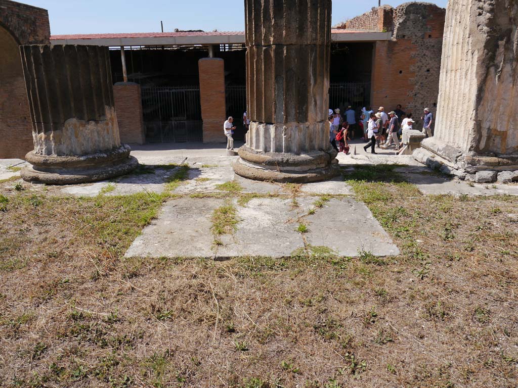 VII.8.01 Pompeii. September 2018. Looking south across paving on west side of podium. 
Foto Anne Kleineberg, ERC Grant 681269 DÉCOR.
