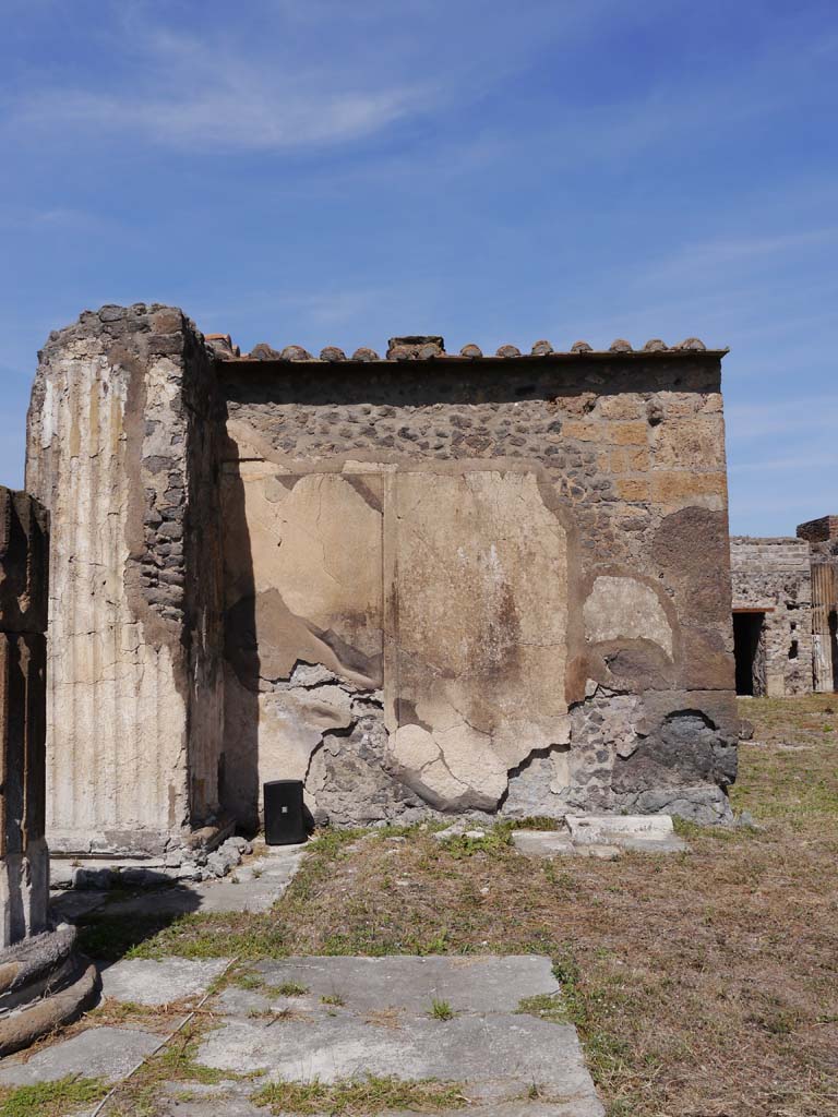 VII.8.01 Pompeii. September 2018. Pilaster at west end of Temple wall on podium.
Foto Anne Kleineberg, ERC Grant 681269 DÉCOR.
