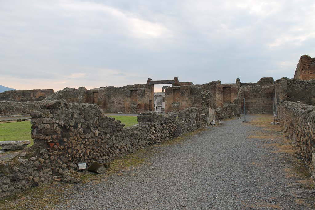 VII.9.1 Pompeii. March 2014. Looking west along north corridor 12.
Foto Annette Haug, ERC Grant 681269 DÉCOR.
