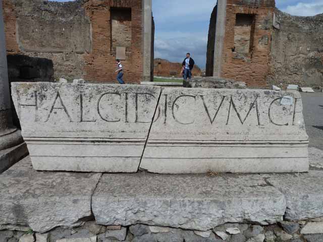 VII.9.1 Pompeii. October 2020. Portico of Eumachia’s Building, part of inscription. Photo courtesy of Klaus Heese. 