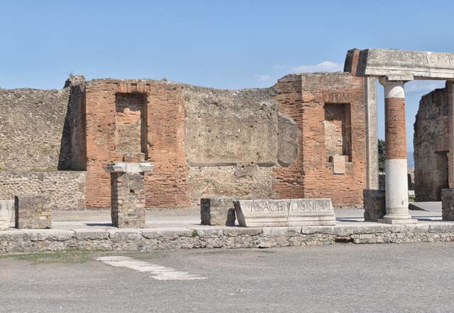 VII.9.1 Pompeii. September 2005. Portico 1. North end. Apsidal niche 4.
