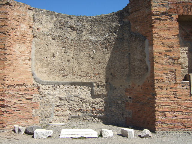 VII.9.1, Pompeii. December 2018. Portico 1. North end. 
Plaque to Romulus, son of Mars, situated below niche between entrance and apsidal niche 4. 
Photo courtesy of Aude Durand. 
