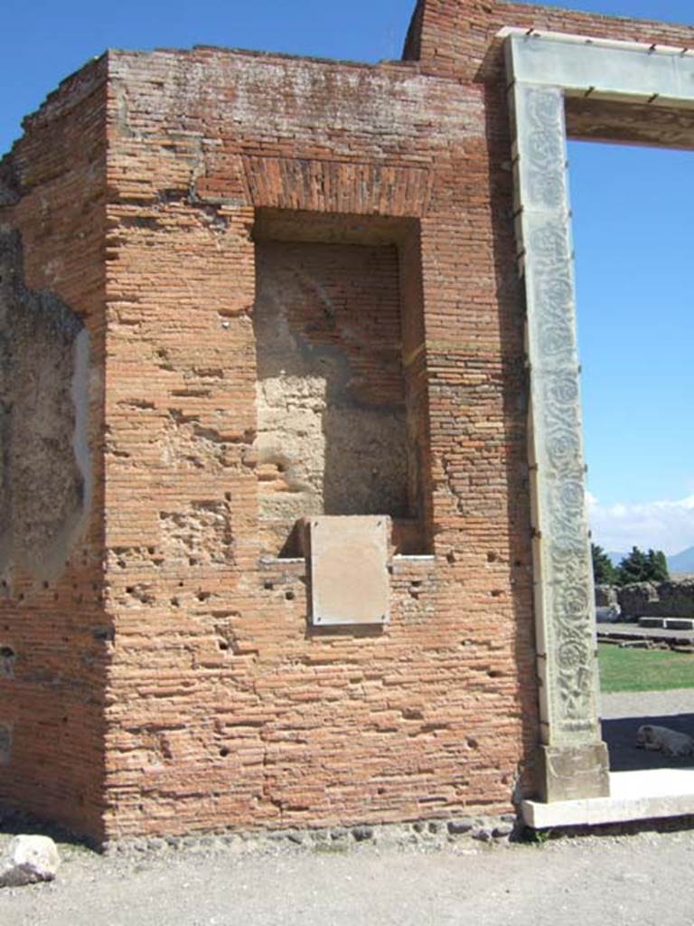 VII.9.1 Pompeii. September 2005. Portico 1. North end. 
Plaque to Romulus, son of Mars, situated below niche between entrance and apsidal niche 4.
ROMULUS MARTIS FILIUS URBEM ROMAE CONDIDET ET REGNAUIT ANNOS DUODEQUADRAGINTA…..
See Engelmann, W., 1929. New Guide to Pompeii: Second Edition. Engelmann. (p.170)
According to Epigraphik-Datenbank Clauss/Slaby (See www.manfredclauss.de) this reads

Romulus Martis
[f]ilius urbem Romam
[condi]dit et regnavit annos
duodequadraginta isque
primus dux duce hostium
Acrone rege Caeninensium
interfecto spolia opi[ma]
Iovi Feretrio consecra[vit]
receptusque in deoru[m]
numerum Quirinu[s]
appellatu[s est]      [CIL X 809]

According to Cooley this translates as

“Romulus, son of Mars, founded the city of Rome and reigned for 38 years;
he was the first general to dedicate the enemy spoils (spolia opima) to Jupiter Feretrius, 
having slain the enemy’s general, King Acro of the Caeninenses,
and, having been received among the company of the gods, was called Quirinus”.

See Pompeii, A Sourcebook by Alison Cooley, (p.101), E45, CIL X 809 = ILS 64.
