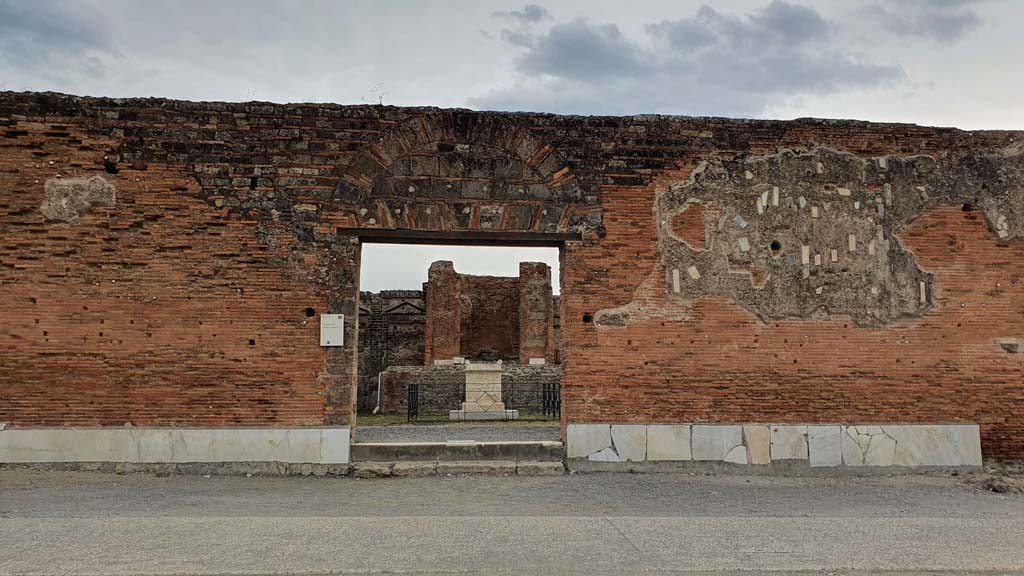 VII.9.2 Pompeii. August 2021. Entrance doorway, front façade and marble veneer.
Foto Annette Haug, ERC Grant 681269 DÉCOR
