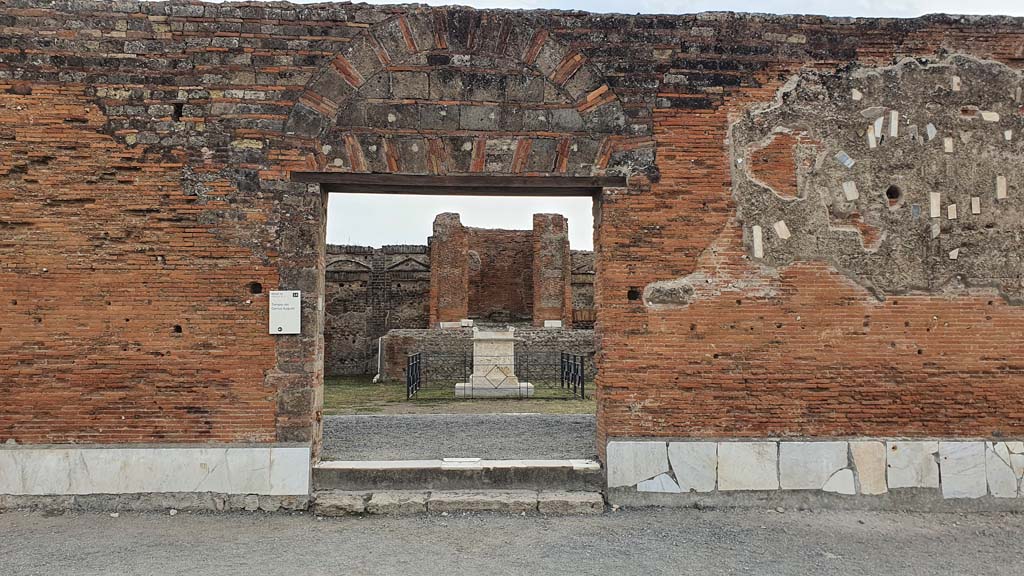 VII.9.2 Pompeii. August 2021. Looking towards entrance on east side of Forum.
Foto Annette Haug, ERC Grant 681269 DÉCOR
