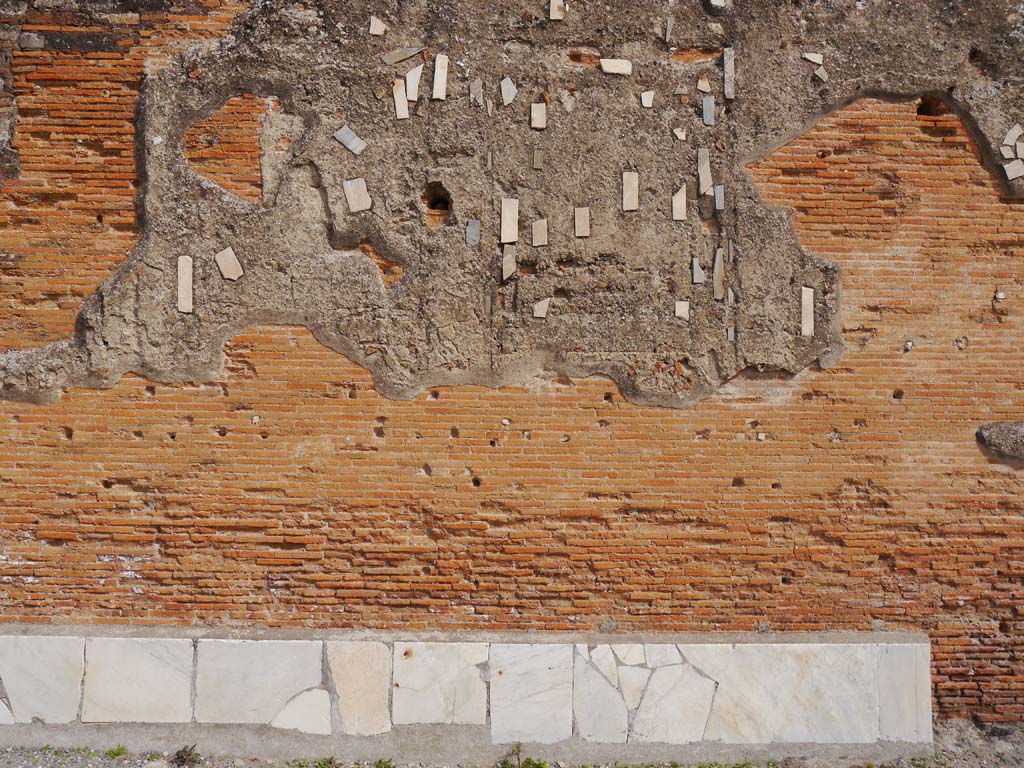 VII.9.2 Pompeii. March 2019. Detail of marble veneer and wall at south end. 
Foto Anne Kleineberg, ERC Grant 681269 DÉCOR.
