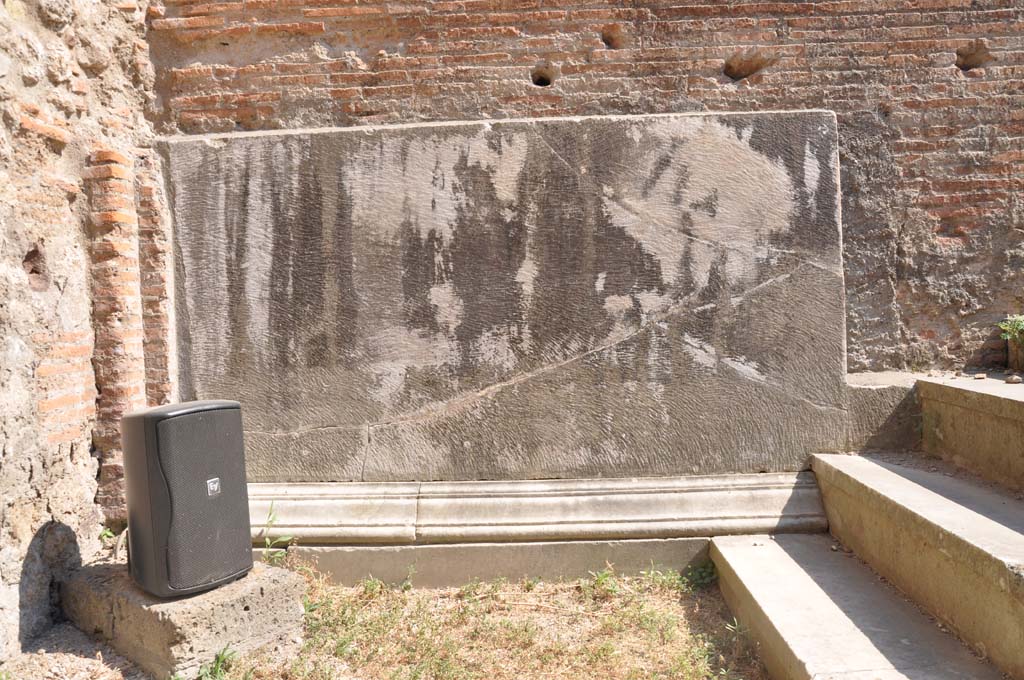 VII.9.2 Pompeii. March 2019. Detail of base of marble veneer
Foto Anne Kleineberg, ERC Grant 681269 DÉCOR.
