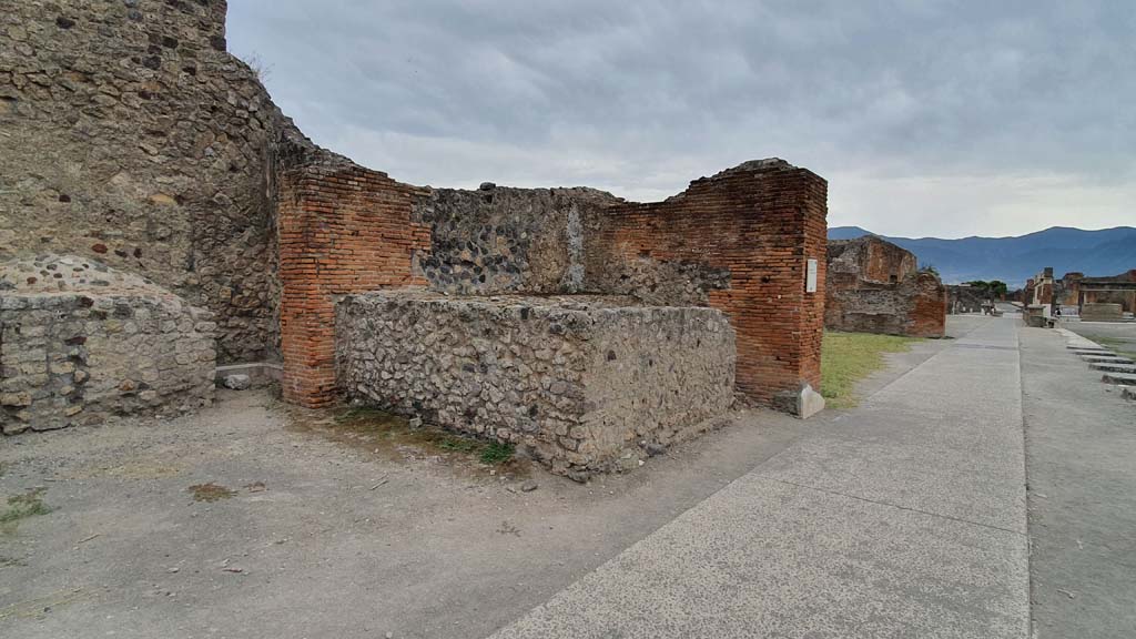 VII.9.4 Pompeii. August 2021. Altar, on left, looking south along east side of Forum.
Foto Annette Haug, ERC Grant 681269 DÉCOR.
