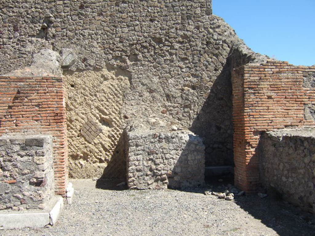 VII.9.4 Pompeii. September 2005. Looking east towards entrance.