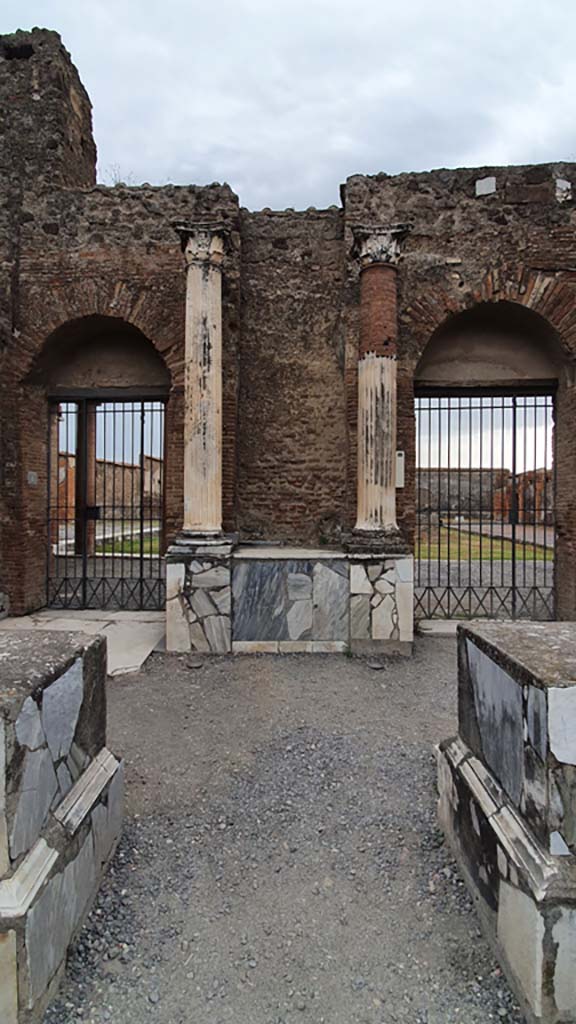 VII.9.7/8 Pompeii. March 2019. Columns with capitals outside entrances to Macellum.
Foto Annette Haug, ERC Grant 681269 DÉCOR.
