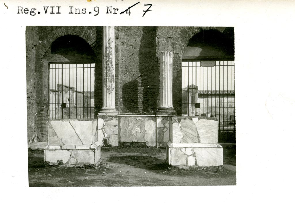 VII.9.7/8 Pompeii. August 2021. Looking towards west wall in south-west corner, with entrance doorways, on right. 
Foto Annette Haug, ERC Grant 681269 DÉCOR.

