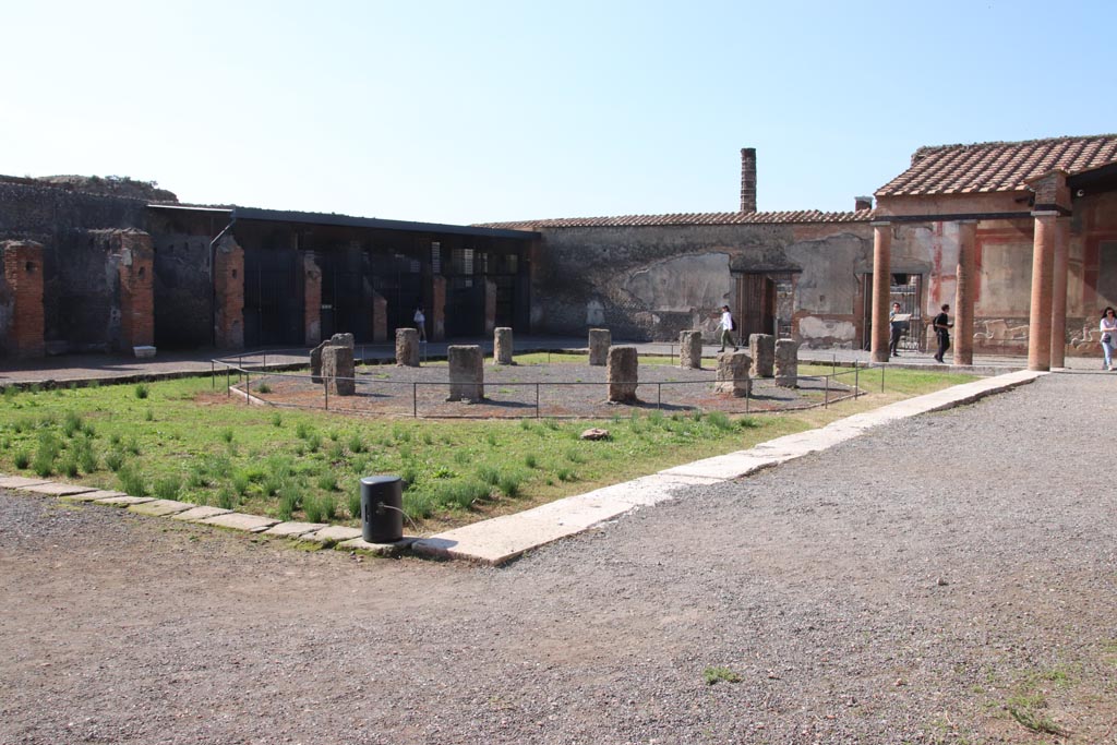VII.9.7/8, Pompeii. December 2018. Looking towards north-west corner of portico. Photo courtesy of Aude Durand. 