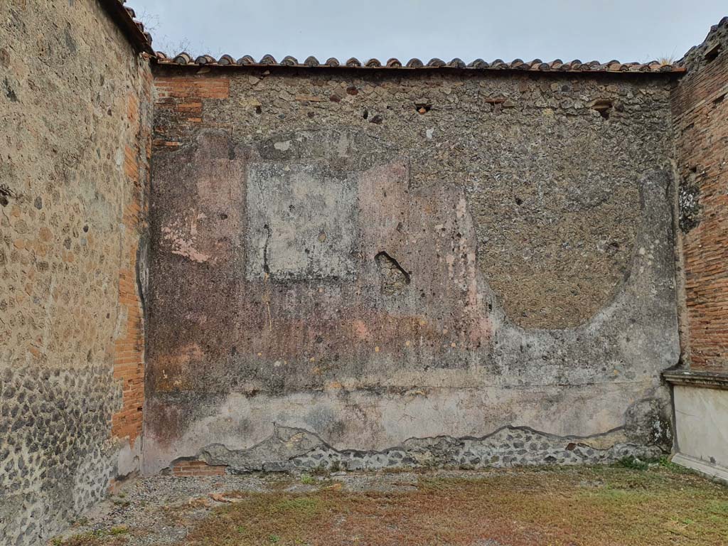 VII.9.7/8 Pompeii. August 2021. East wall at north end.
Foto Annette Haug, ERC Grant 681269 DÉCOR.

