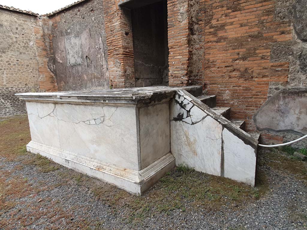 VII.9.7/8 Pompeii. August 2021. Looking towards marble podium against east wall.
Foto Annette Haug, ERC Grant 681269 DÉCOR.

