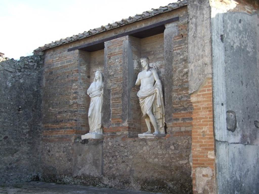 VII.9.7 and VII.9.8 Pompeii. Macellum.  December 2007. Two statues in niches on the south wall.