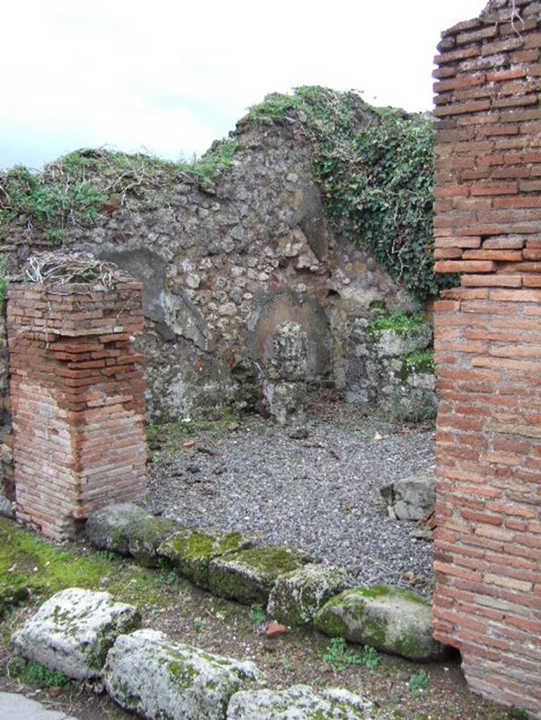 VII.9.34 Pompeii. December 2005. Entrance doorway, looking south-west.