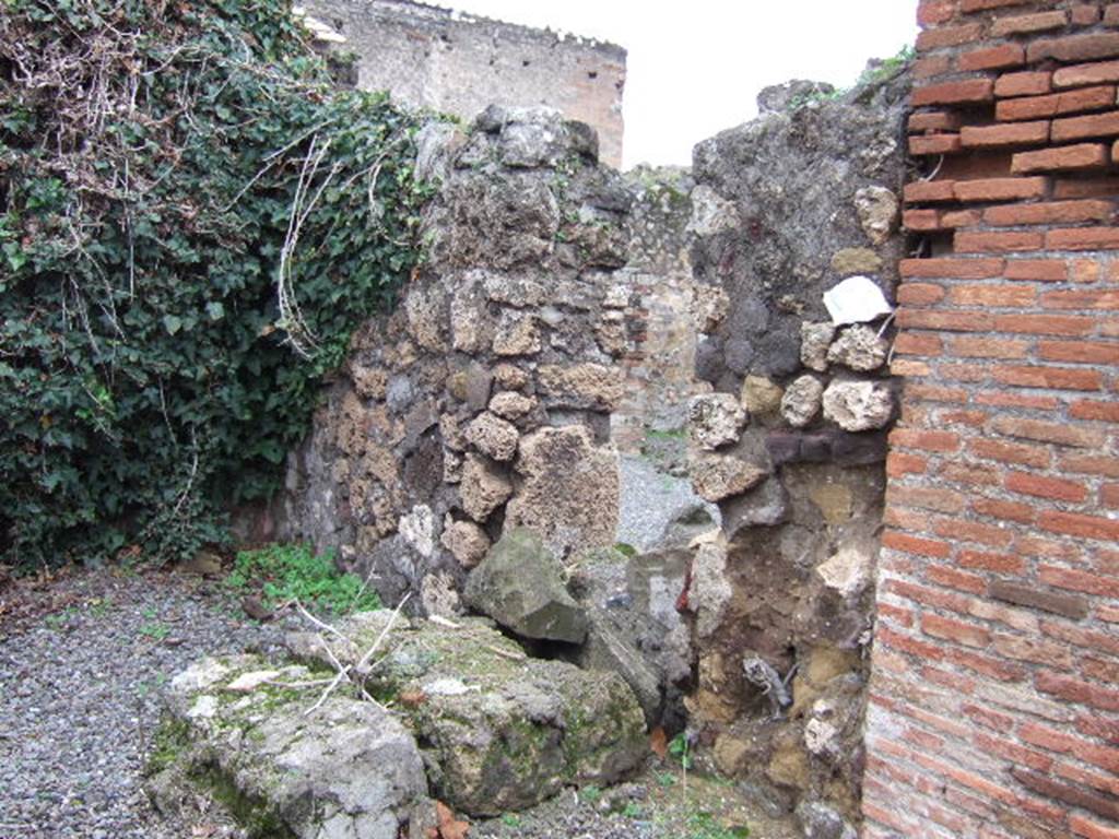 VII.9.34 Pompeii. December 2005. North wall, and doorway to VII.9.33