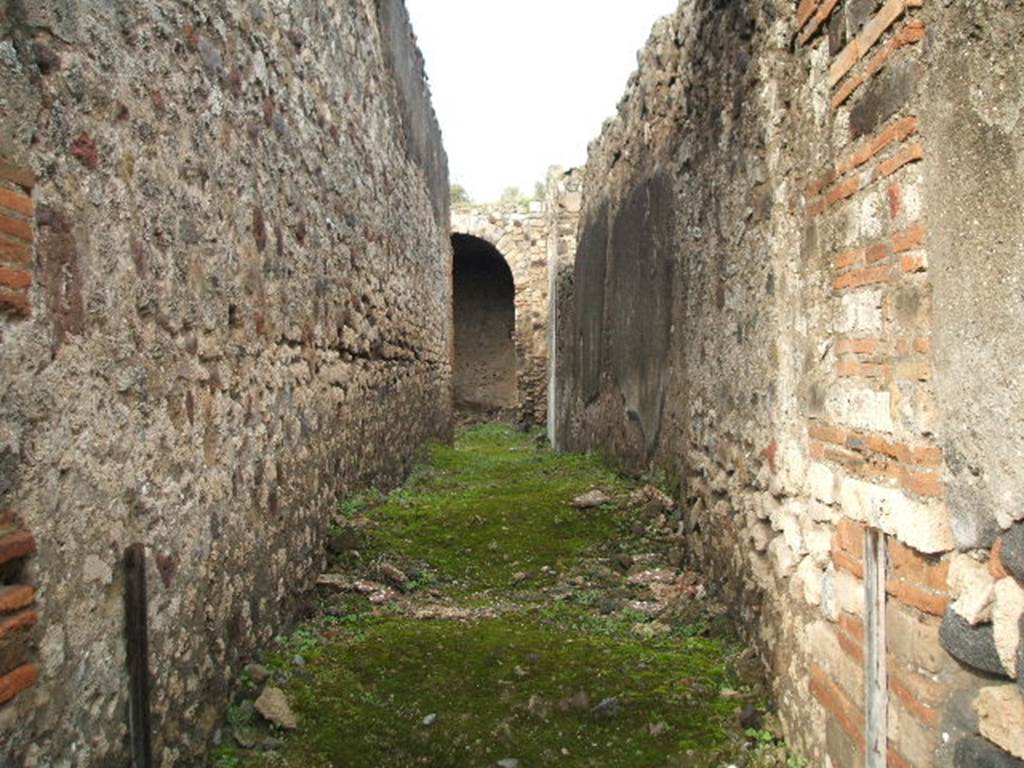 VII.9.66 Pompeii. December 2005. Passage at rear of Eumachias building leading to rooms at rear of the Forum temples and VII.9.43.

