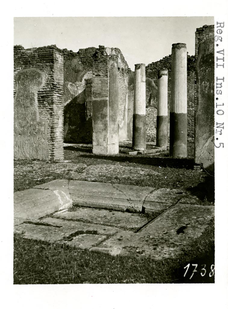 VII.10.5 Pompeii. Pre-1937-39. Looking north-east across impluvium in atrium towards peristyle.
Photo courtesy of American Academy in Rome, Photographic Archive. Warsher collection no. 1738.
