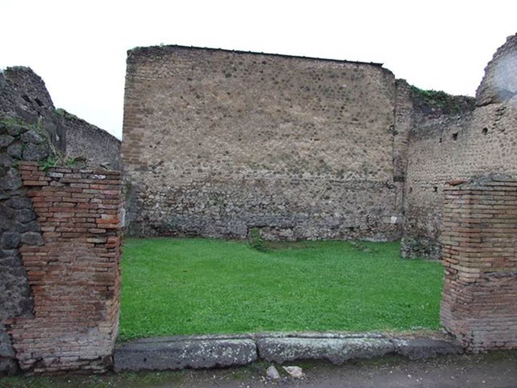 VII.11.17 Pompeii. December 2006. Looking west to entrance doorway.