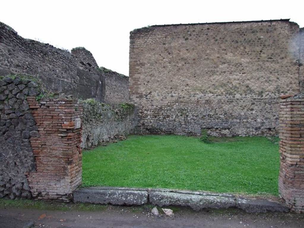 VII.11.17 Pompeii. December 2006. Looking south-west across entrance doorway.