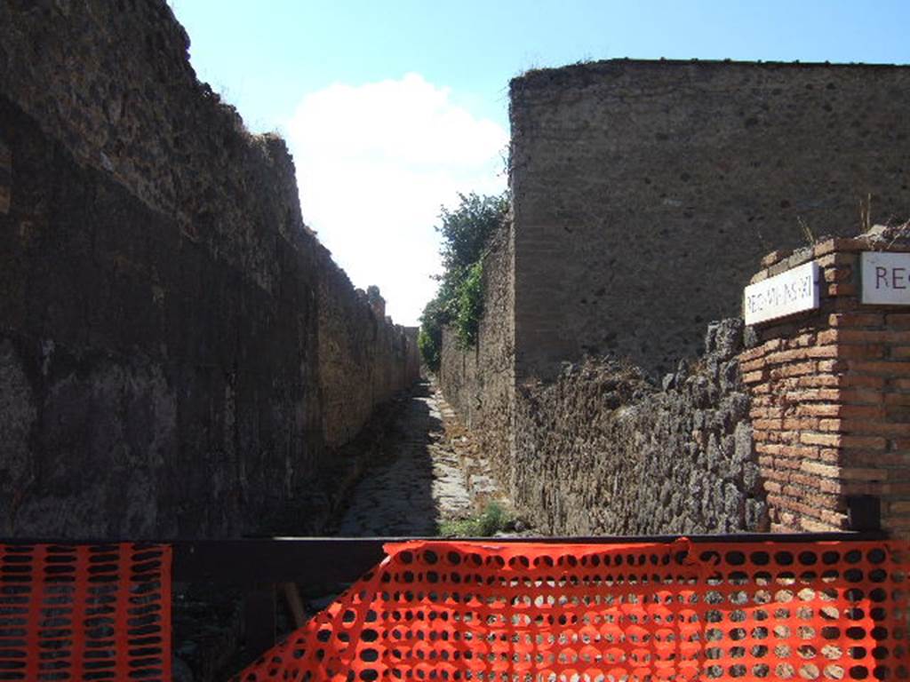 VII.14 Pompeii. September 2005. Vicolo degli Scheletri, looking west. Side wall of VII.11.17

