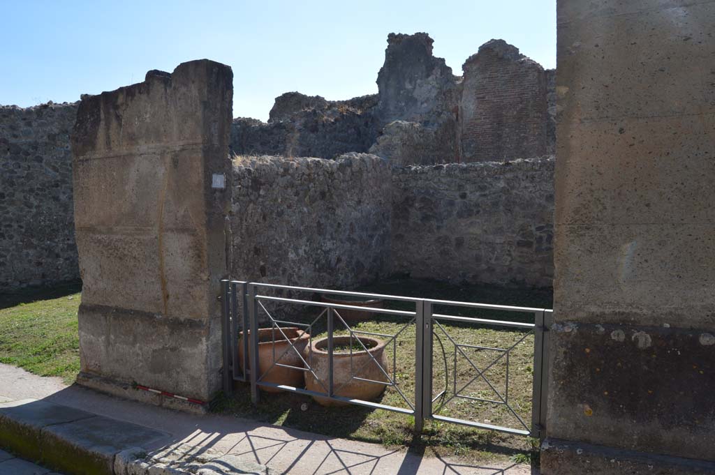 VII.12.9 Pompeii. October 2017. Looking south towards entrance doorway on Via degli Augustali.
Foto Taylor Lauritsen, ERC Grant 681269 DCOR.

