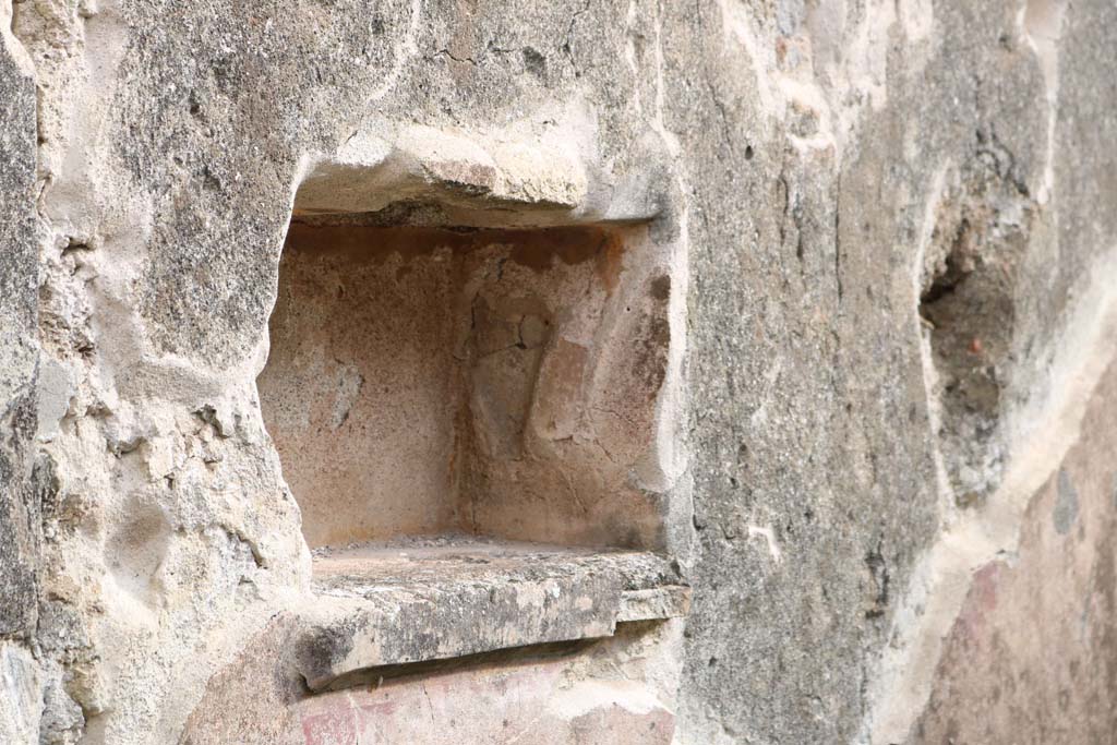 VII.12.14, Pompeii. December 2018. Detail of niche set into east wall. Photo courtesy of Aude Durand.