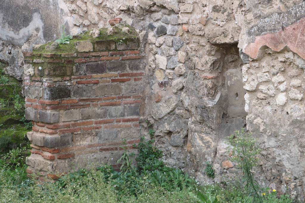 VII.12.14, Pompeii. December 2018. West wall, with recess/niche. Photo courtesy of Aude Durand.
