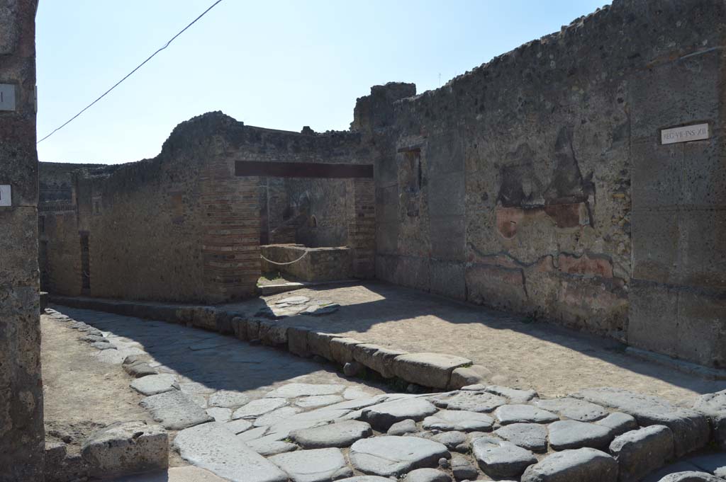 VII.12.15 Pompeii. October 2017. Looking south-west towards entrance doorway on west side of Vicolo del Lupanare. 
Foto Taylor Lauritsen, ERC Grant 681269 DÉCOR.

