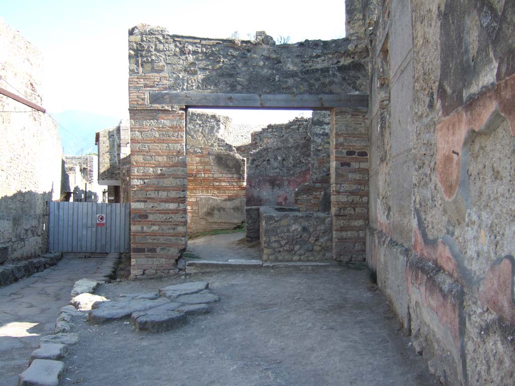 VII.12.15 Pompeii. September 2005. Looking south to entrance doorway.